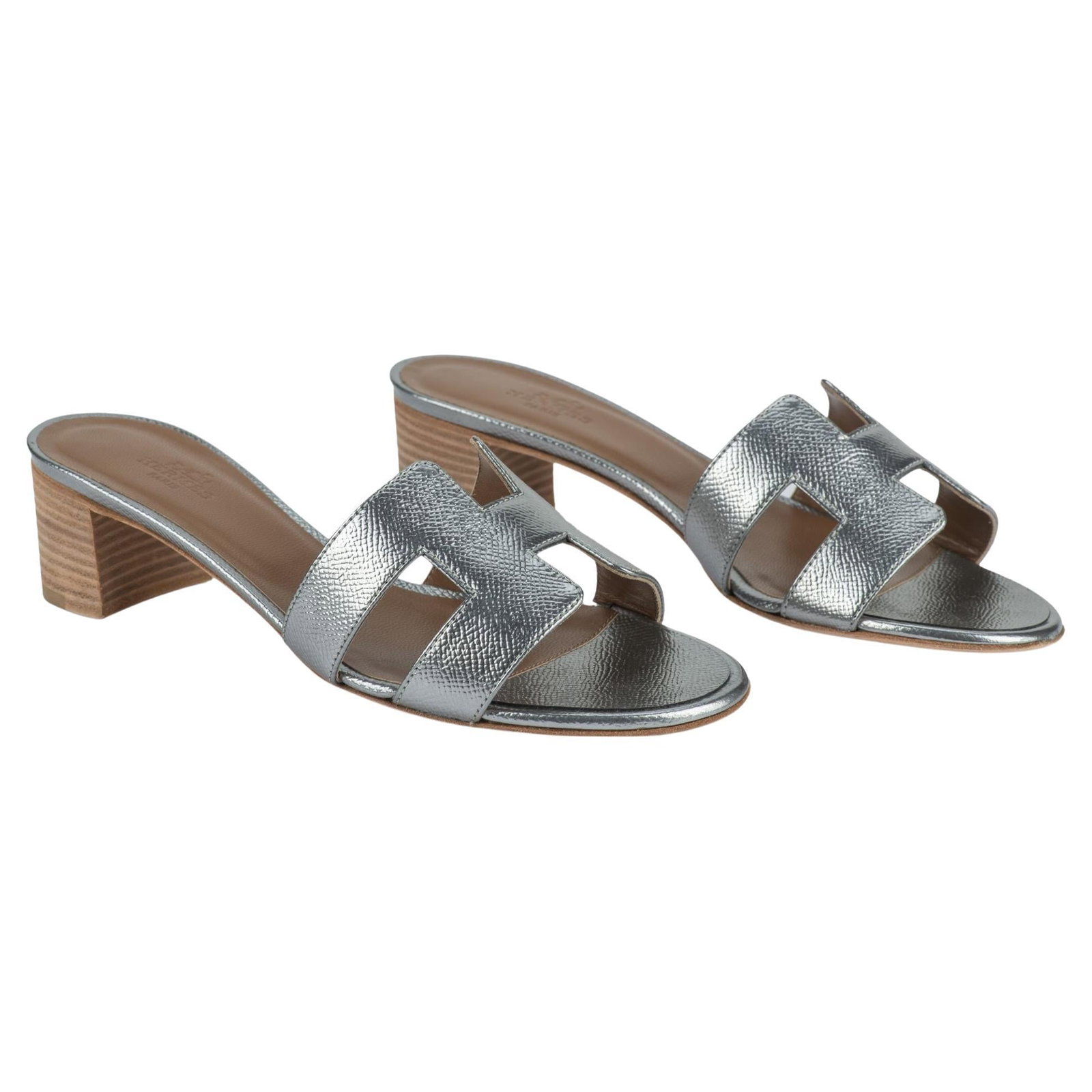 Hermes Oasis Sandal Epsom Calfskin with Iconic H Cut-out: Hermes Oasis Sandal Epsom Calfskin with Iconic H Cut-out Discover the elegance of the Hermes Oasis Sandal, crafted from premium calfskin and featuring the iconic "H" cut-out design. This stylish sanda