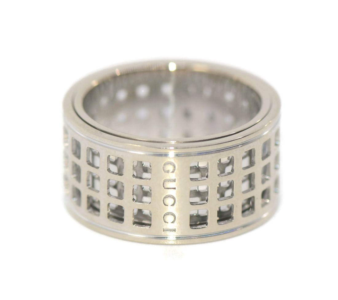 Gucci Scroll 18K White Gold Ring Size 7.5 100% Authentic: Gucci Scroll 18K White Gold Ring Size 7.5 100% Authentic This exquisite Gucci Scroll ring, crafted from 18K white gold, showcases a timeless design that embodies elegance and sophistication. The ring 