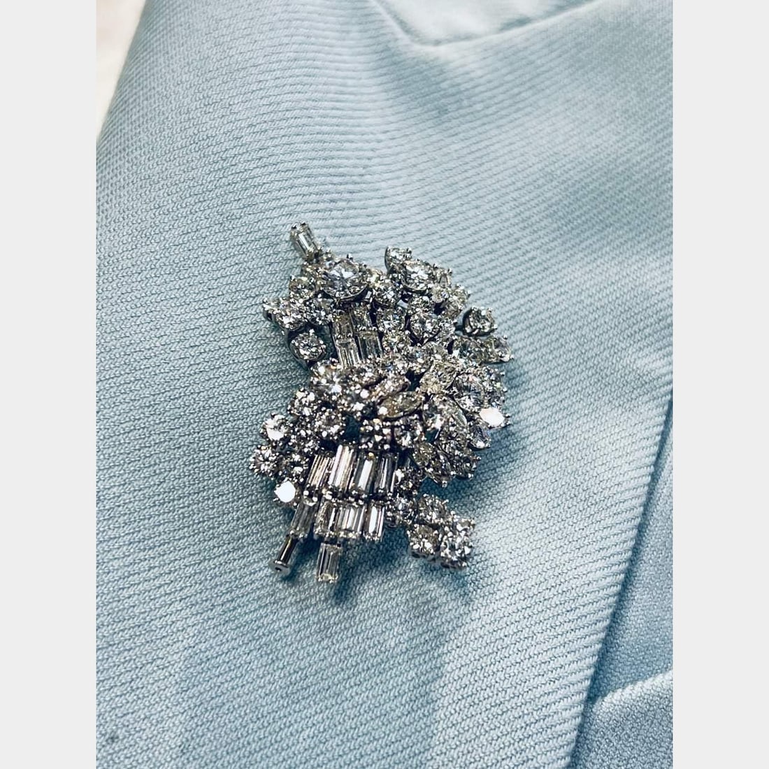 Stunning Platinum 18K Gold Diamond Brooch 18.6g 2 Inches: Stunning Platinum 18K Gold Diamond Brooch 18.6g 2 Inches This exquisite brooch features a stunning combination of platinum and 18K gold, showcasing a total of 16 baguette diamonds weighing approximate