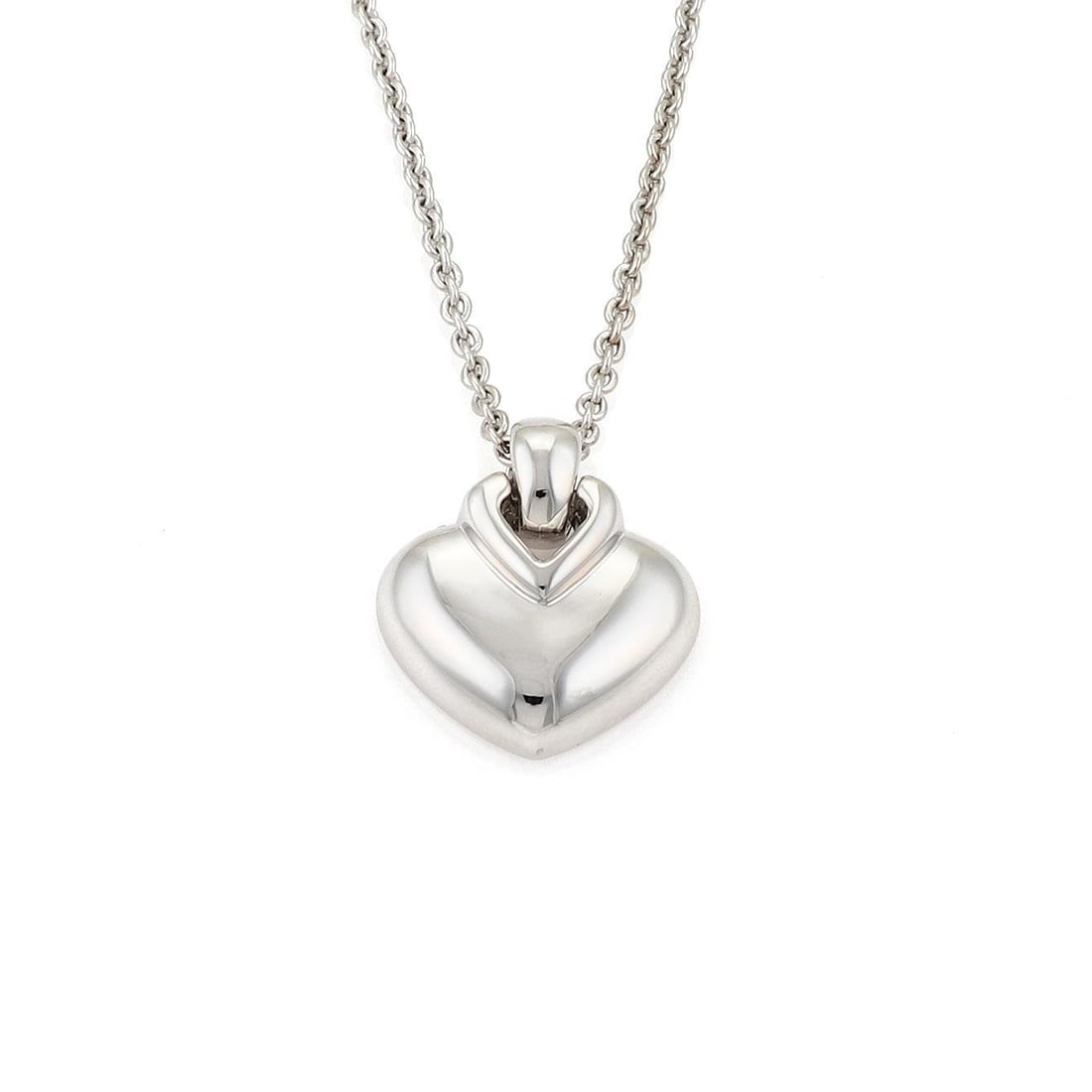 Bvlgari 18k White Gold Heart Pendant Necklace with Chain: Bvlgari 18k White Gold Heart Pendant Necklace with Chain This exquisite heart pendant and chain necklace from Bvlgari is a stunning piece of jewelry crafted from authentic 18k white gold, featuring a 