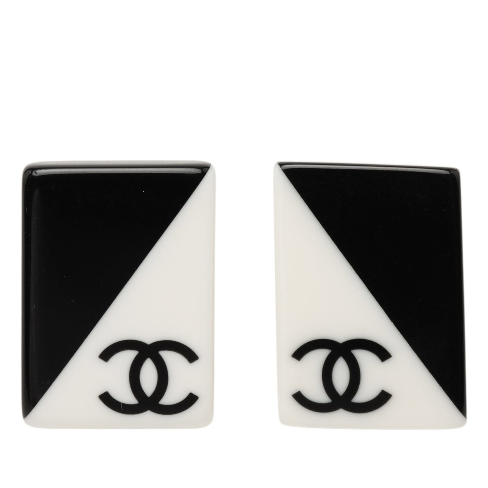 Chanel CC rectangular clip earrings in bicolor acrylic: Chanel CC rectangular clip earrings in bicolor acrylic Chanel CC bicolor rectangular clip-on earrings with acrylic bodies and a black finish. This costume jewelry pair is made in France and features t