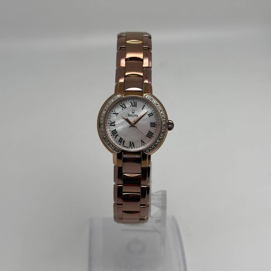 Bulova 98R156 Rose Gold-Tone Mother of Pearl Dial Ladies Quartz Watch: Bulova 98R156 Rose Gold-Tone Mother of Pearl Dial Ladies Quartz Watch The Bulova Fairlawn ladies' watch is a stunning accessory combining elegance and functionality. With a beautiful white Mother of P