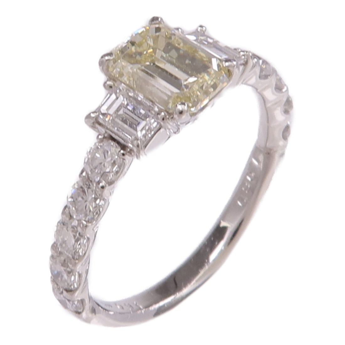 PT900 Platinum Diamond Ring 0.91ct 1.069ct US 5.25: PT900 Platinum Diamond Ring 0.91ct 1.069ct US 5.25 A diamond ring crafted in PT900 platinum, sized US 5.25. The ring features clear and light yellow diamonds, with a total weight of 3.6 g. It has a ri