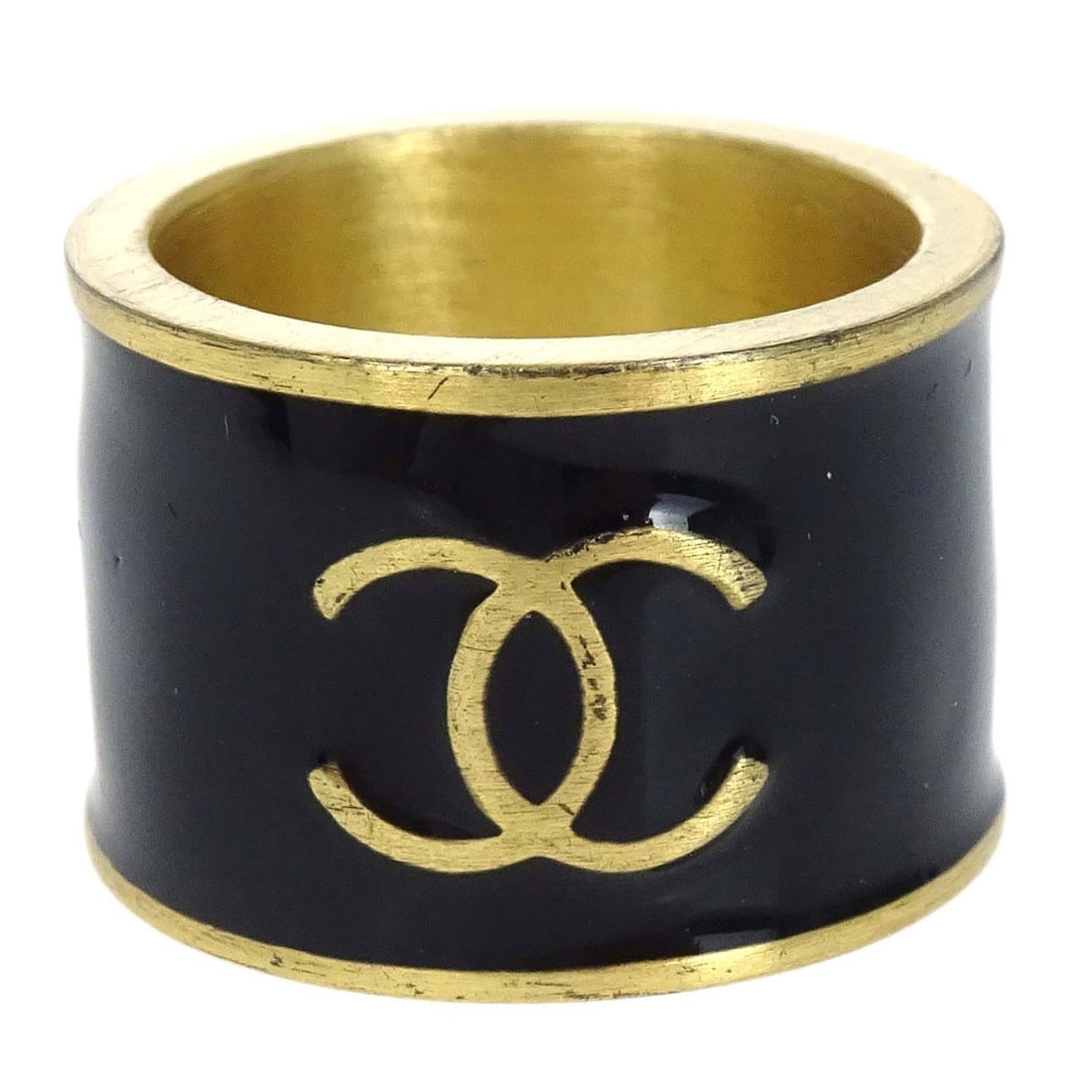 Chanel #53 CC Heart Ring Gold Plated Black France: Chanel #53 CC Heart Ring Gold Plated Black France Chanel CC heart ring in gold and black, presented in very good condition with visible scratches. The ring is size 53 and is made of gold plated materi