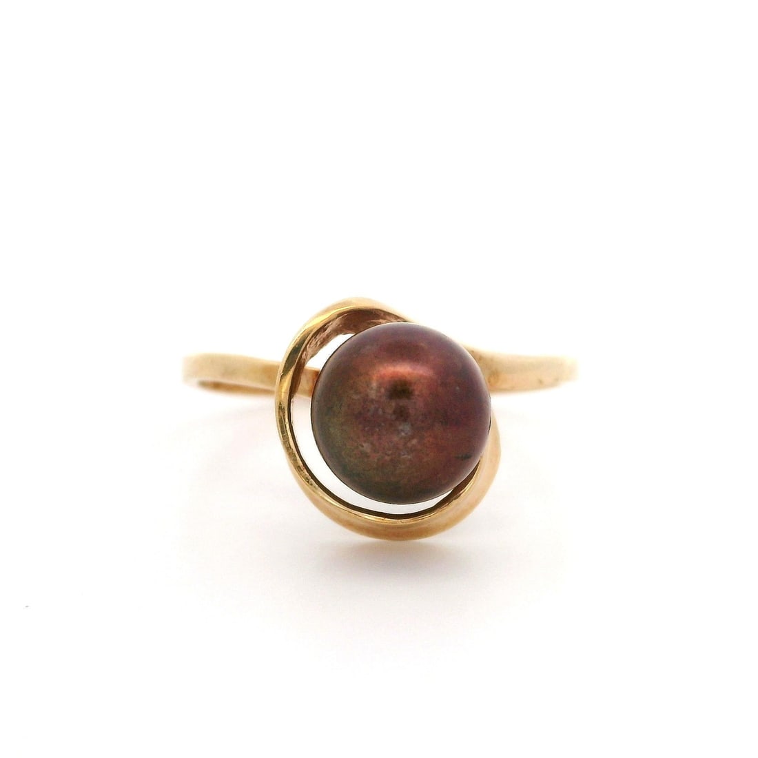 Vintage 10k Yellow Gold Chocolate Brown Pearl Swirl Ring: Vintage 10k Yellow Gold Chocolate Brown Pearl Swirl Ring This exquisite vintage ring features a stunning natural chocolate brown pearl as its centerpiece. The pearl, measuring approximately 7.7mm, is 