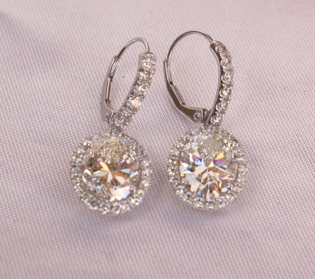 Swiss Made Platinum 3.01 ct GIA Certified Diamond Chandelier Earrings: Swiss Made Platinum 3.01 ct GIA Certified Diamond Chandelier Earrings This stunning pair of chandelier earrings showcases exquisite craftsmanship and design. Made from 950 platinum, each earring featu