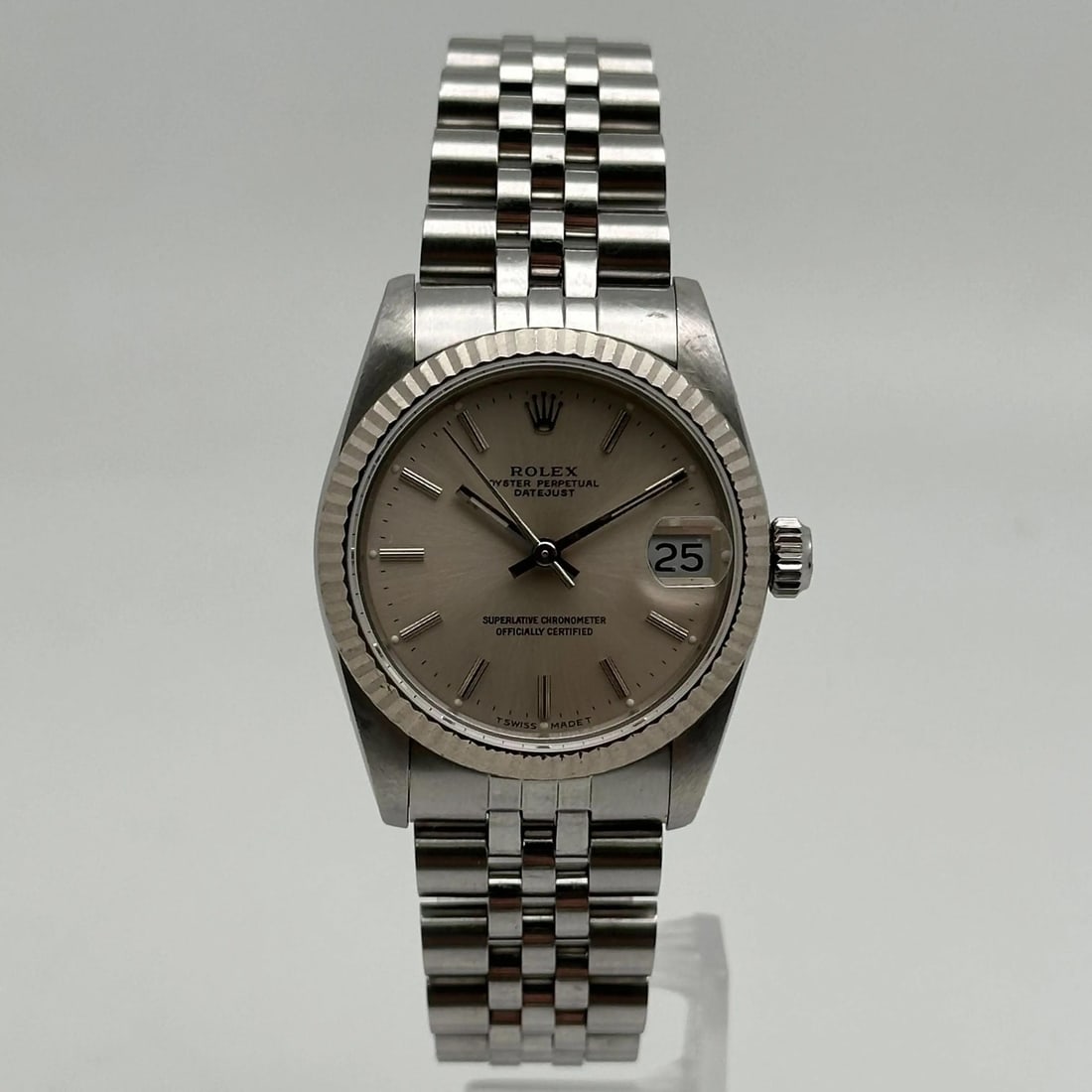 Rolex Datejust 31mm Silver Dial Automatic Wristwatch 68274: Rolex Datejust 31mm Silver Dial Automatic Wristwatch 68274 This Rolex Datejust wristwatch features a 31mm polished stainless steel case with an 18K white gold fixed bezel. The timepiece is equipped wi