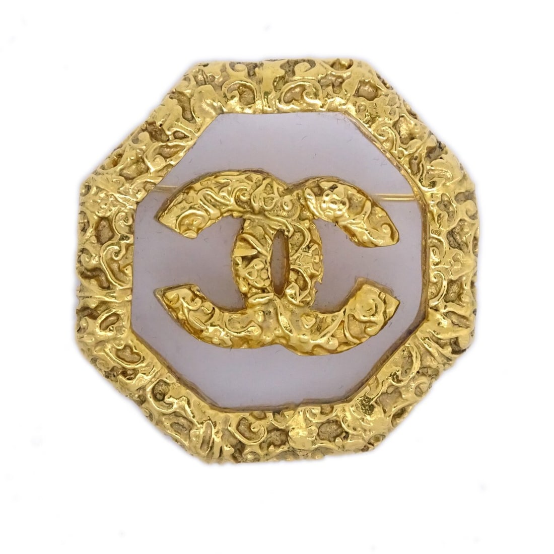 CHANEL 93A Gold Plated Brooch Pin France: CHANEL 93A Gold Plated Brooch Pin France Gold-plated Chanel brooch pin from the 93A collection, made in France. This piece comes with its box and is noted in good to very good condition with light sig