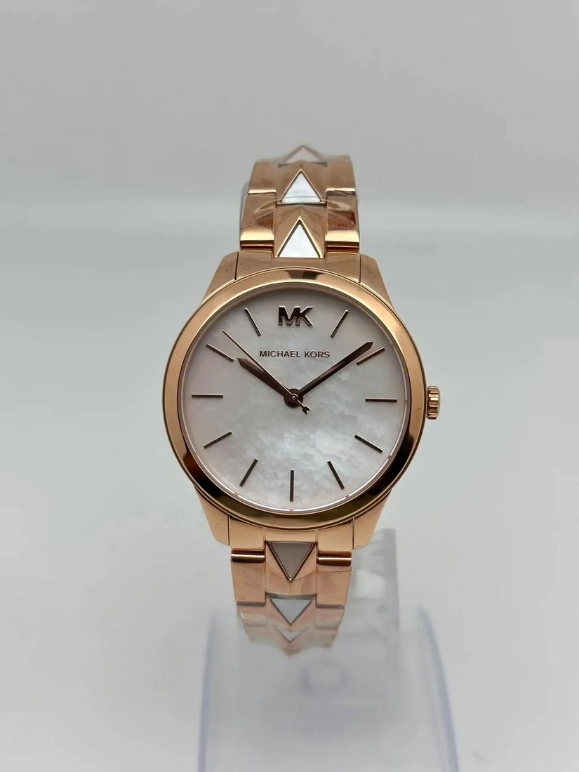 Michael Kors Runway Mercer womens quartz watch with MOP dial MK6671: Michael Kors Runway Mercer womens quartz watch with MOP dial MK6671 Pre-owned Michael Kors Runway Mercer ladies quartz wristwatch with an analog mother-of-pearl dial and non-numeric hour markers. This