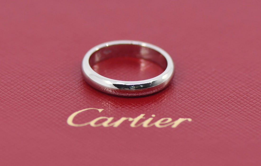Cartier 1895 Platinum Wedding Band Ring 51 Authentic with Box: Cartier 1895 Platinum Wedding Band Ring 51 Authentic with Box This exquisite Cartier 1895 wedding band ring is crafted from high-quality platinum with a metal purity of 950. Designed as a timeless ban
