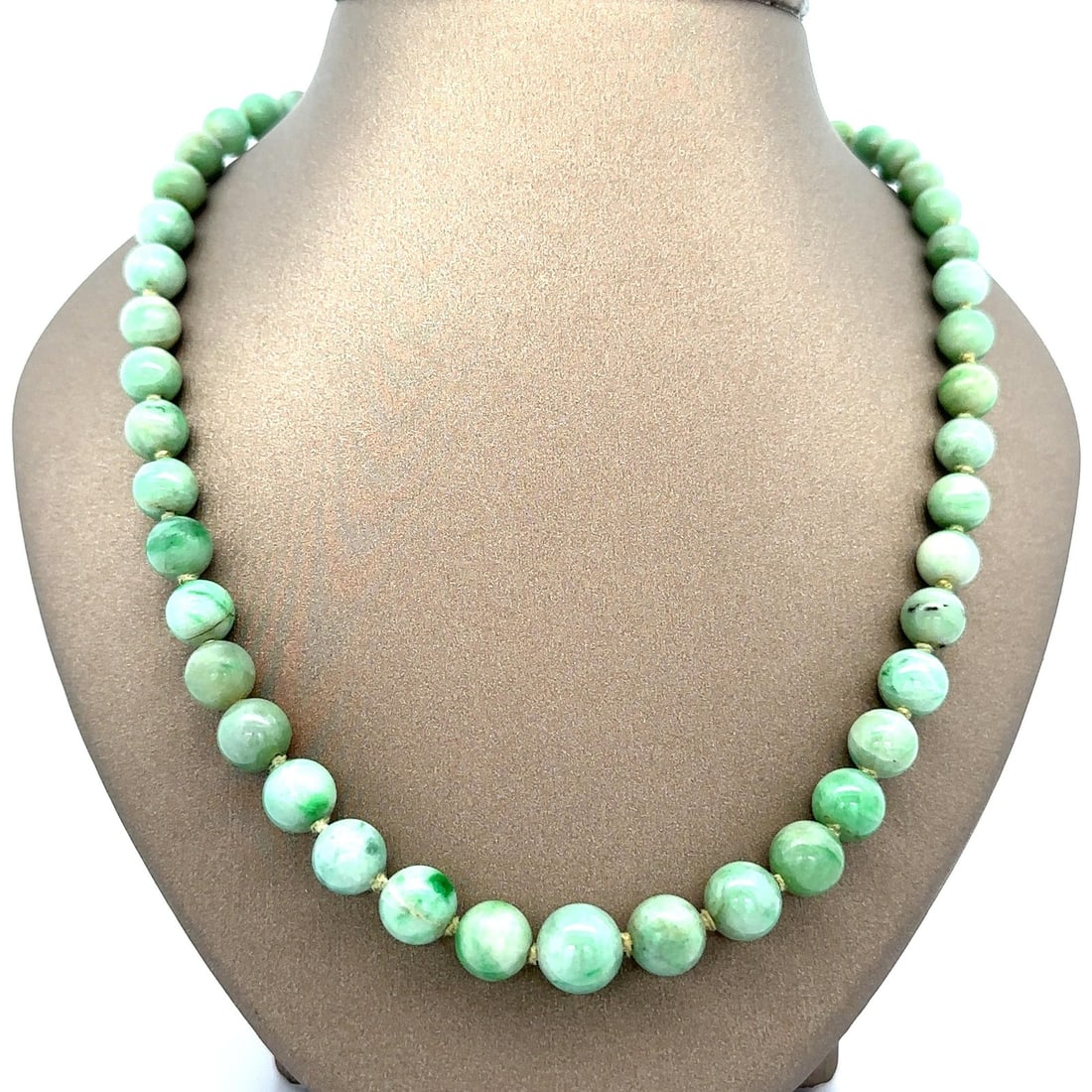 Vintage Green Jade Bead Necklace 14k White Gold Clasp 23.5 Inches: Vintage Green Jade Bead Necklace 14k White Gold Clasp 23.5 Inches This exquisite vintage necklace features graduated round beads made from natural green jade, showcasing a beautiful light mottled gree