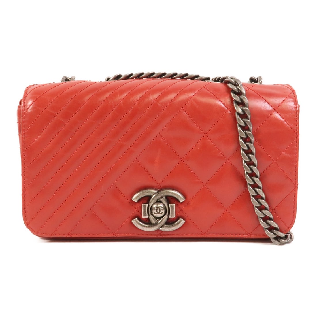 CHANEL Coco Boy red calfskin shoulder bag with CC logo: CHANEL Coco Boy red calfskin shoulder bag with CC logo CHANEL CC Coco Boy Shoulder Bag in red calfskin leather. It features a flap closure, one inside zip pocket, and an adjustable shoulder strap. The