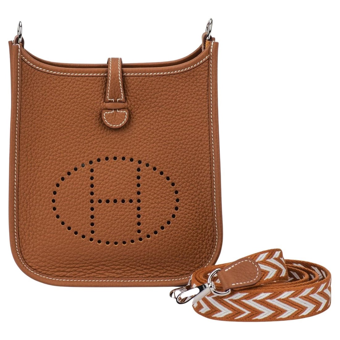 Hermes Evelyne 16 Amazone Taurillon Clemence with Palladium Hardware: Hermes Evelyne 16 Amazone Taurillon Clemence with Palladium Hardware Introducing the exquisite Hermes Evelyne 16, crafted from luxurious amazone taurillon clemence leather. This stylish bag features p