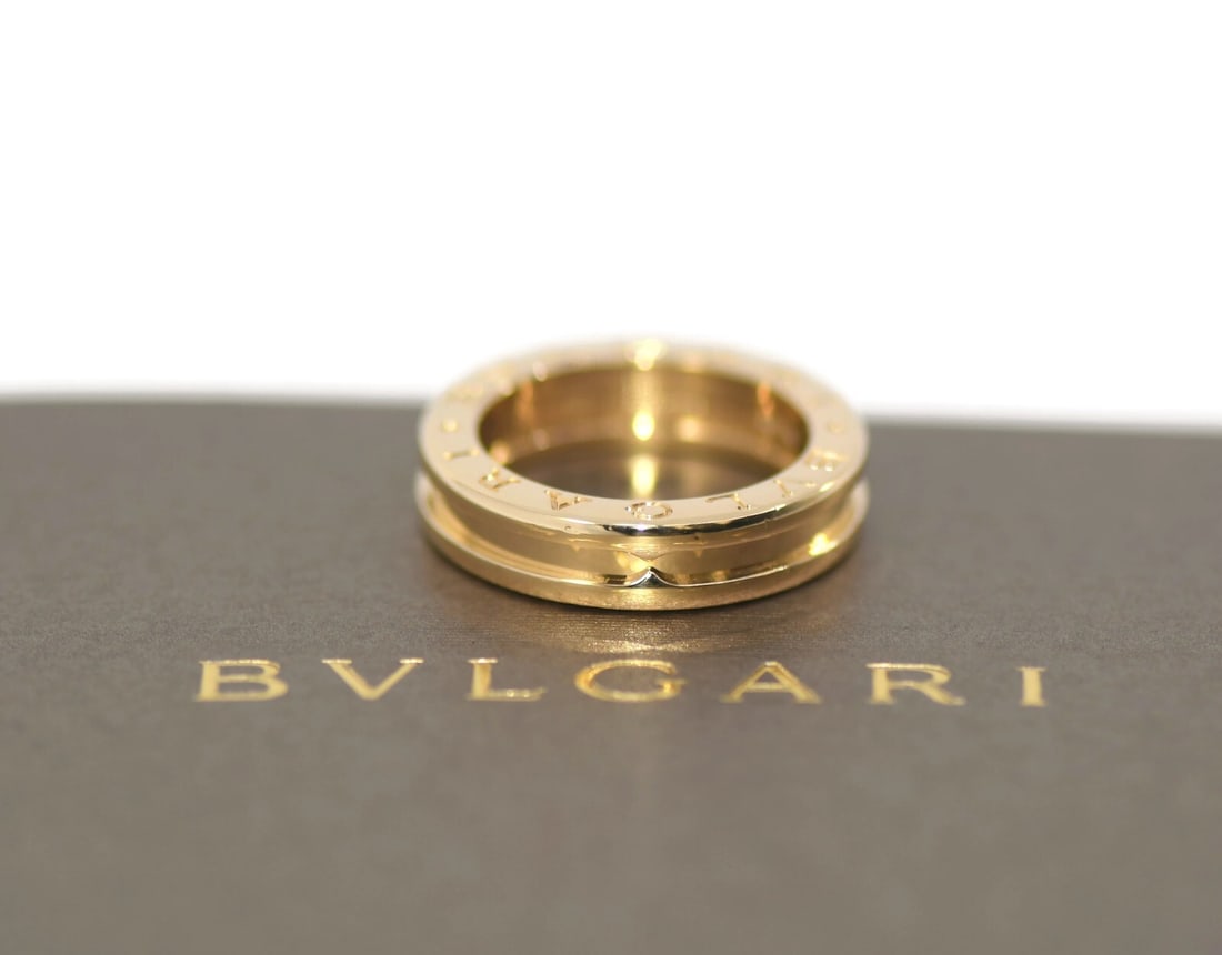Bulgari B.Zero1 18K Yellow Gold Ring Size 50 Authentic: Bulgari B.Zero1 18K Yellow Gold Ring Size 50 Authentic This exquisite Bulgari B.Zero1 ring is crafted from 18K yellow gold, showcasing a sleek and modern design. The ring is a size 50 (equivalent to s