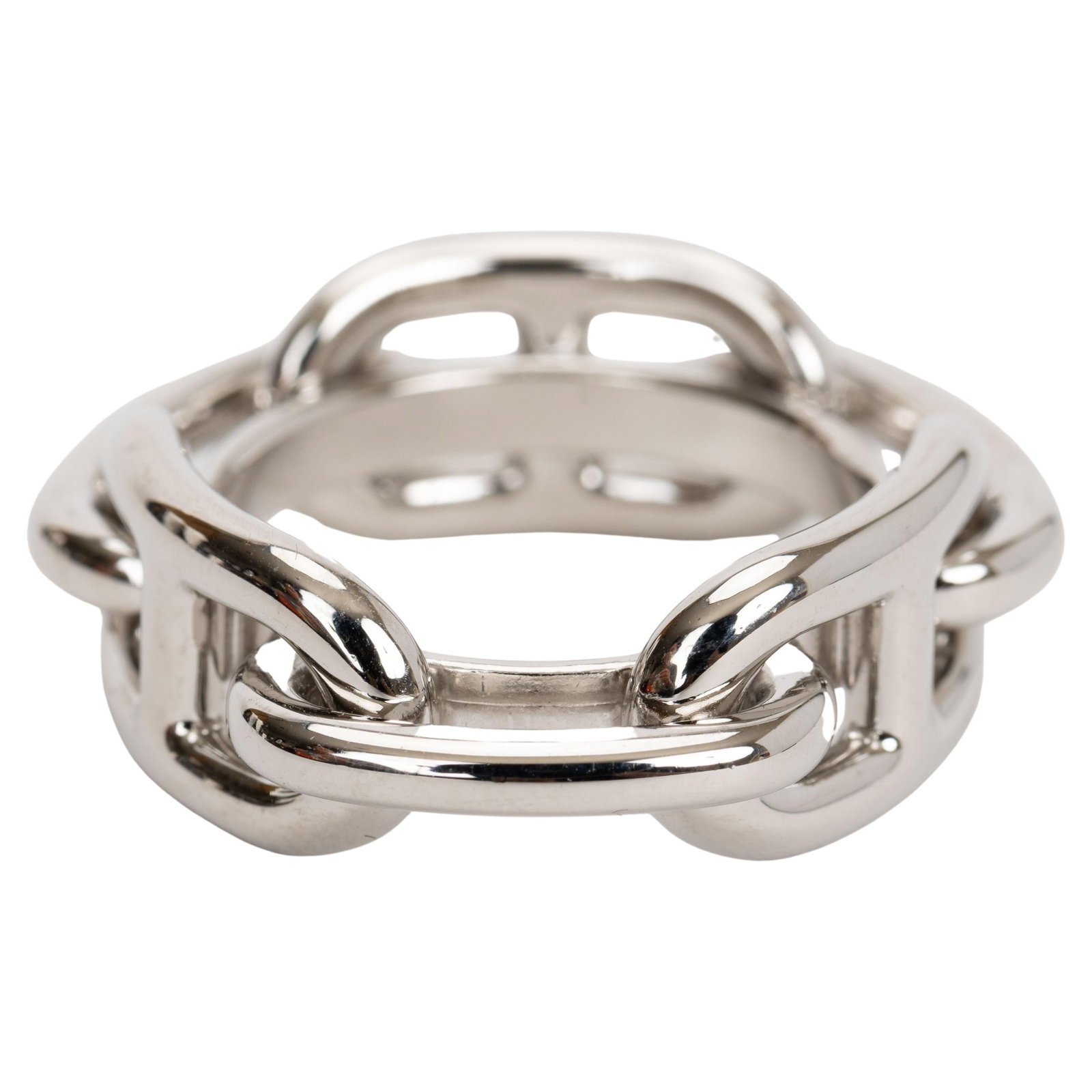 Hermes Chaine D'Ancre Scarf Ring with Palladium Hardware: Hermes Chaine D'Ancre Scarf Ring with Palladium Hardware Elevate your scarf styling with the Hermes Chaine D'Ancre Scarf Ring. This exquisite accessory features palladium hardware, ensuring both durab