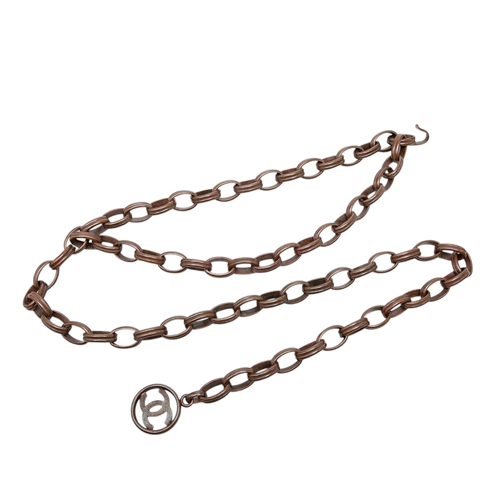 Chanel CC chain belt in brass metal: Chanel CC chain belt in brass metal Chanel CC Brass Chain Belt in brown, made with a metal body and finished with a hook clasp closure. Originating from France, this accessory measures 92 cm in length