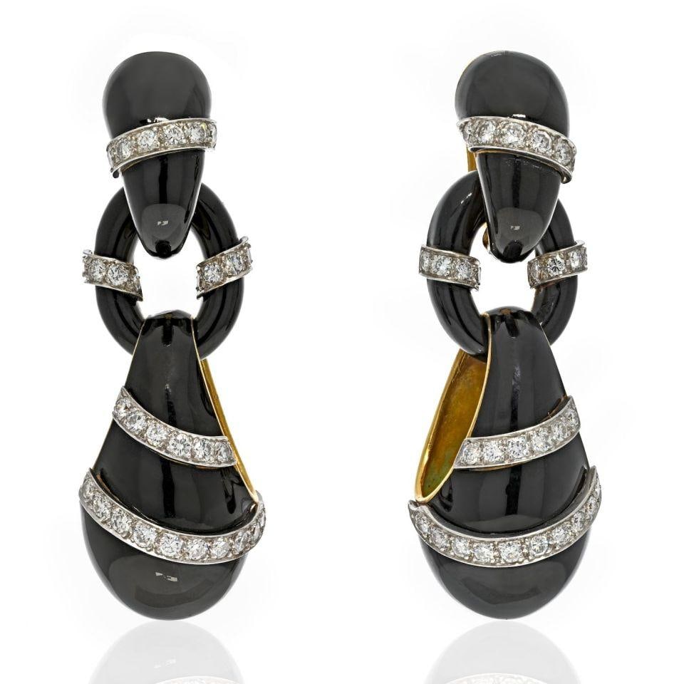 6cm Drop Earrings in 18K Gold with Black Enamel and Diamonds: 6cm Drop Earrings in 18K Gold with Black Enamel and Diamonds Bold drop earrings crafted in 18K yellow gold, featuring rich black enamel accents and sparkling diamond details. The elongated 6 cm design