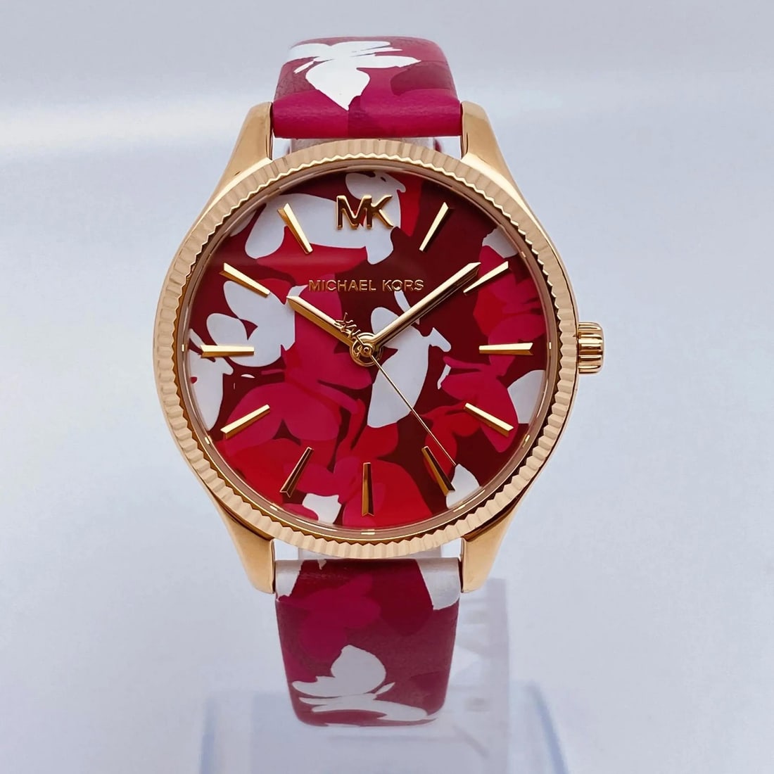 Michael Kors Lexington womens quartz watch 36mm pink dial leather strap: Michael Kors Lexington womens quartz watch 36mm pink dial leather strap Michael Kors Lexington women's quartz wristwatch with a pink dial and analog display. This pre-owned watch features a round PVD-