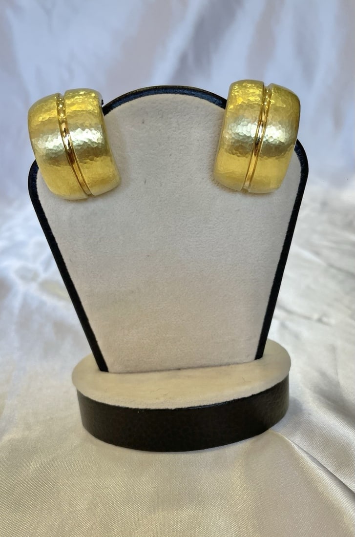 Ettore Panelli 18k Yellow Gold Cuff Earrings Pair Italy: Ettore Panelli 18k Yellow Gold Cuff Earrings Pair Italy Magnificent pair of Italian Ettore Panelli cuff earrings crafted in 18k yellow gold, featuring detailed design and workmanship. The earrings are