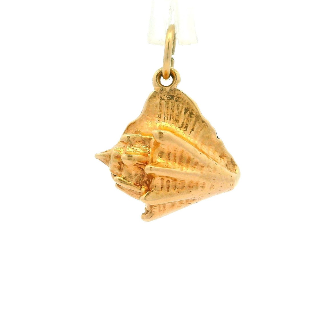 British Vintage 3D Yellow Gold Conch Shell Charm Pendant: British Vintage 3D Yellow Gold Conch Shell Charm Pendant This exquisite vintage charm pendant showcases a beautifully detailed 3D conch shell design, perfect for collectors and jewelry enthusiasts ali