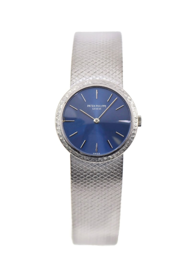 Patek Philippe Calatrava 18K White Gold Wristwatch Ref 3338 Blue Dial: Patek Philippe Calatrava 18K White Gold Wristwatch Ref 3338 Blue Dial This exquisite Patek Philippe Calatrava wristwatch features a stunning 18K white gold construction, offering both elegance and dur