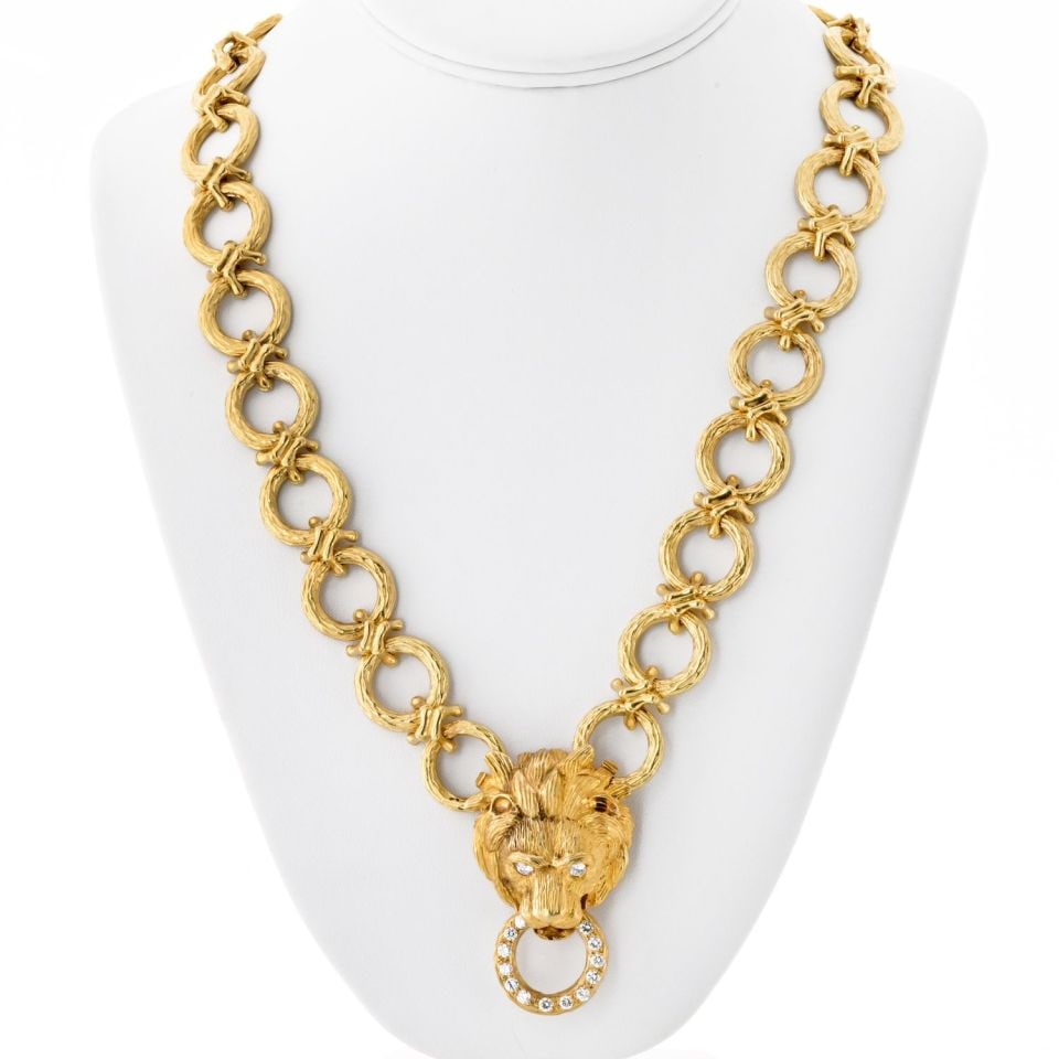 Van Cleef & Arpels 18K Yellow Gold Convertible Necklace 30 Inches: Van Cleef & Arpels 18K Yellow Gold Convertible Necklace 30 Inches Introducing a remarkable convertible piece from Van Cleef & Arpels, this exquisite 18K Yellow Gold necklace showcases exceptional craf