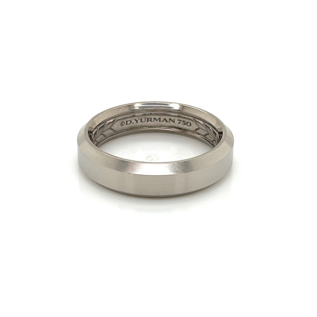 David Yurman 18k White Gold Mens Beveled Band Ring 9.5: David Yurman 18k White Gold Mens Beveled Band Ring 9.5 Men's wedding band ring crafted in 18k white gold with a classic beveled design and polished finish. The ring is size US 9.5 and has a substantia