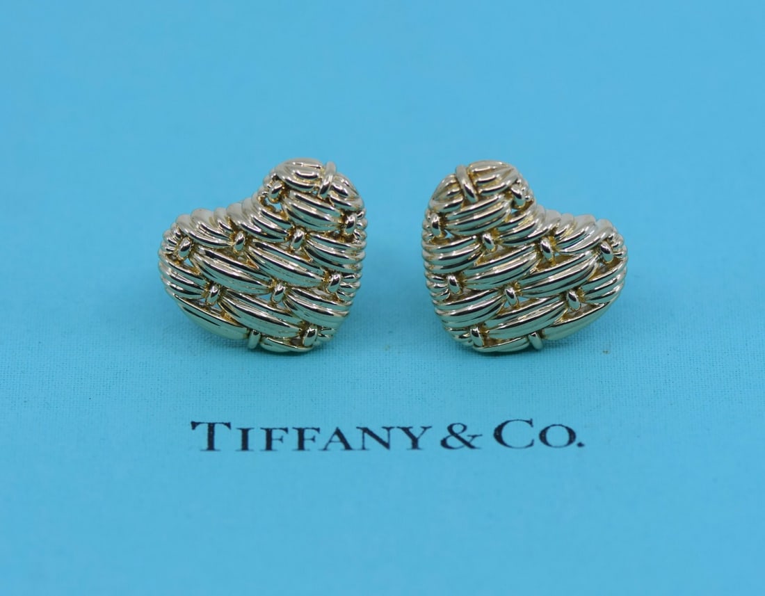 Tiffany & Co Hearts 18K Yellow Gold Stud Earrings: Tiffany & Co Hearts 18K Yellow Gold Stud Earrings These pre-owned Tiffany & Co. Heart earrings are crafted from 18K yellow gold and feature a stud style with a distinctive heart motif. Made in Italy, 