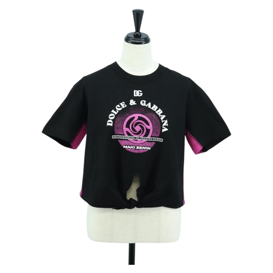 Jujutsu Kaisen Collaboration Black Cotton Short Sleeve T Shirt by Dolce&Gabbana: Jujutsu Kaisen Collaboration Black Cotton Short Sleeve T Shirt by Dolce&Gabbana This Dolce & Gabbana x Jujutsu Kaisen short-sleeved T-shirt features a classic crew neck design, crafted from black cott