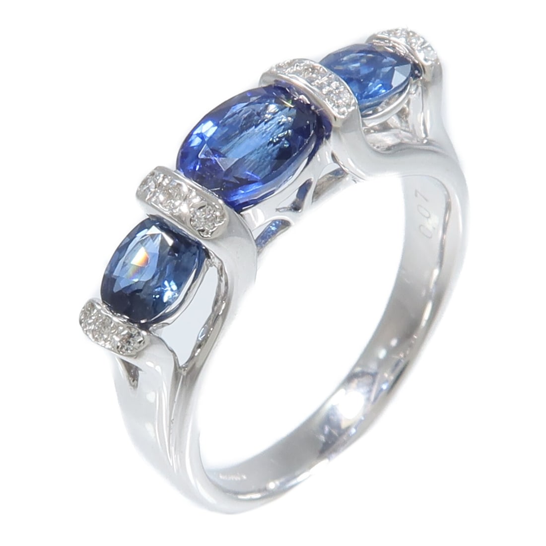 18K White Gold Sapphire Diamond Ring Size 7 2.16ct: 18K White Gold Sapphire Diamond Ring Size 7 2.16ct A sapphire and diamond ring in 18K white gold, presented in a blue and clear color combination. The ring is size 7 with a motif measuring 23 mm x 5 m