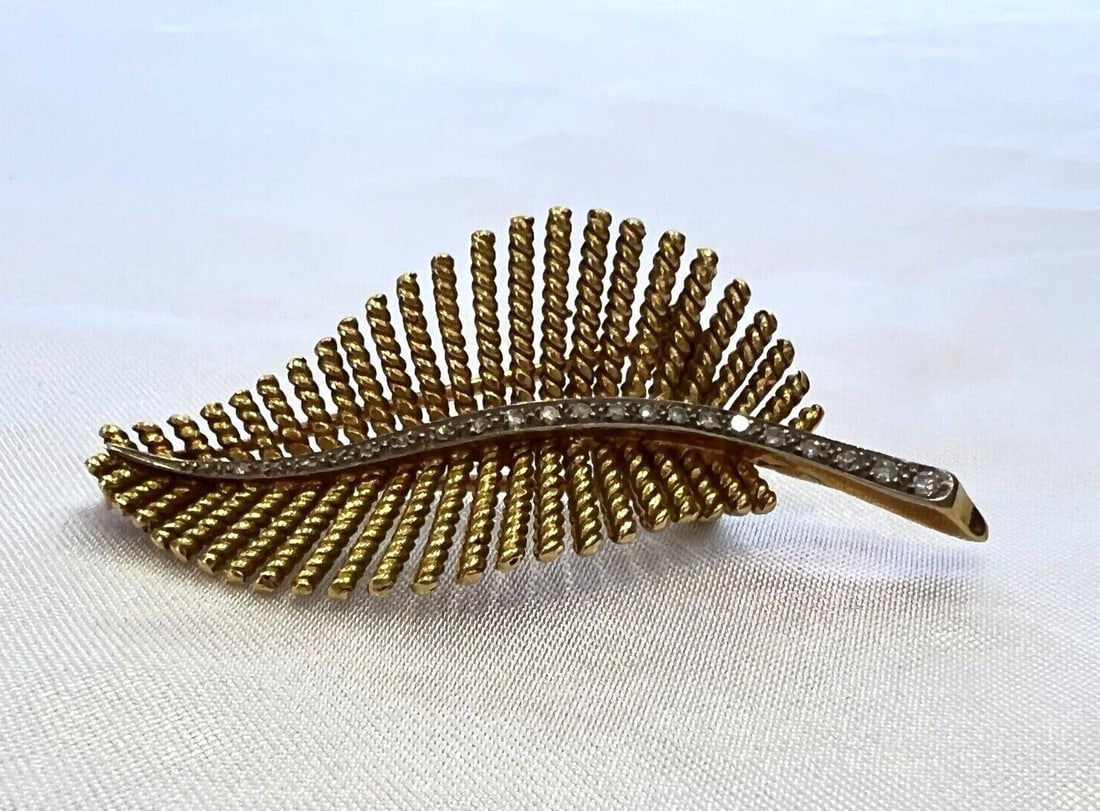 Mid 1900s French 18K Gold Diamond Feather Brooch Signed: Mid 1900s French 18K Gold Diamond Feather Brooch Signed This exquisite mid-1900's French brooch is crafted from 18K yellow gold and adorned with diamonds, featuring a stunning feather design that show