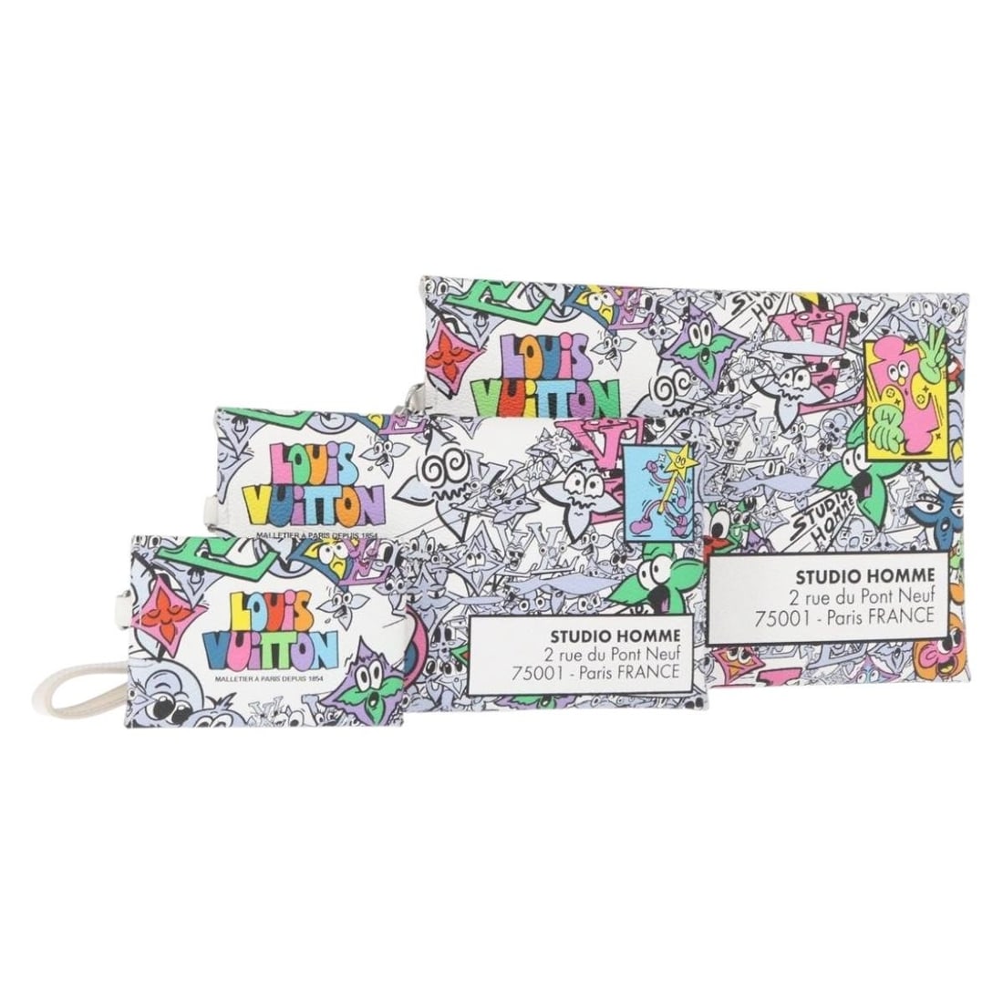 LOUIS VUITTON Monogram Comics Trio Pouch M82014 Auth Dust Bag: LOUIS VUITTON Monogram Comics Trio Pouch M82014 Auth Dust Bag Introducing the LOUIS VUITTON Monogram Comics Trio Envelope Pouch, an elegant accessory that combines style and functionality. Crafted fro
