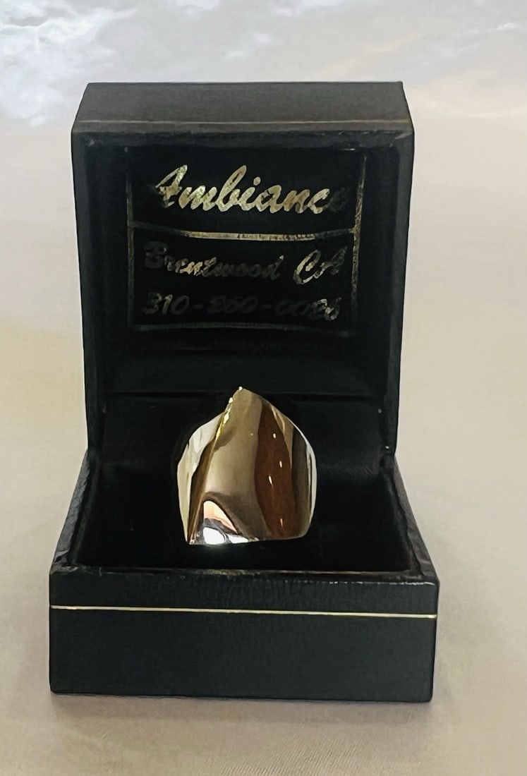 Kisiman 14k Yellow Gold Ring Size 7.75 Signed: Kisiman 14k Yellow Gold Ring Size 7.75 Signed Pre-owned 14k yellow gold ring by Kisiman in size 7.75. The ring has no stone, weighs 7.50 grams, and was made in the United States. It measures 0.95 inch