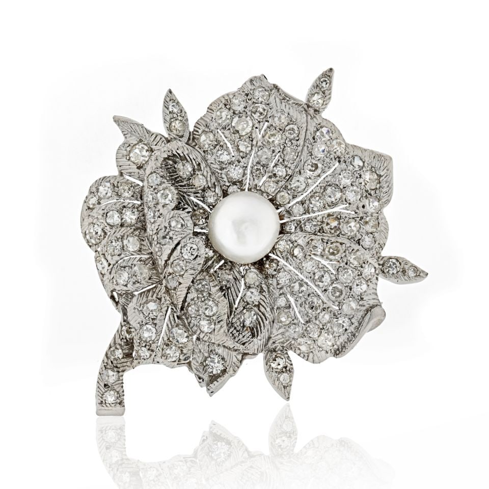 Art Deco Platinum Brooch with 5.00ct Diamond and Pearl Flower Design: Art Deco Platinum Brooch with 5.00ct Diamond and Pearl Flower Design This exquisite Art Deco brooch is crafted in platinum and designed to resemble a delicate flower. It showcases a natural off-white 
