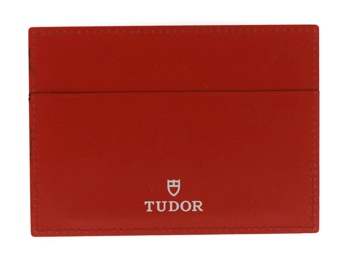 TUDOR red leather card holder 4140790.04: TUDOR red leather card holder 4140790.04 This Tudor red leather wallet card holder offers a stylish and practical accessory for organizing cards. Crafted from quality leather and featuring the Tudor l