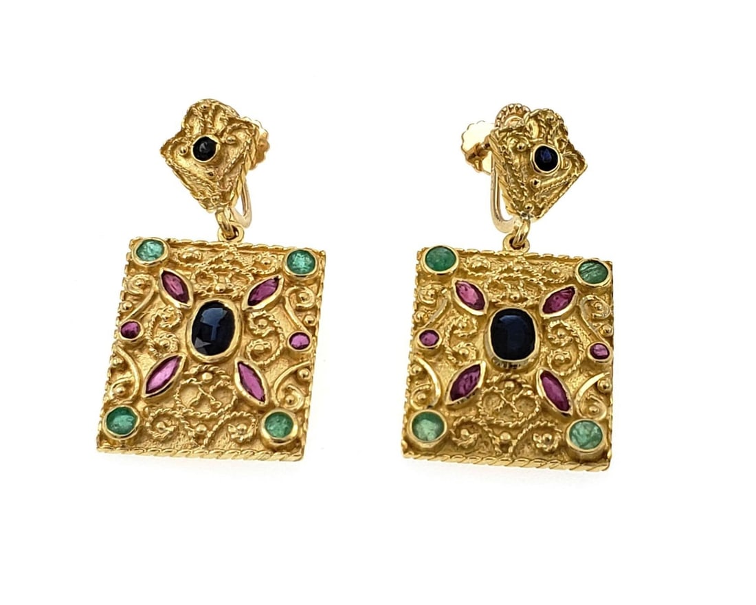 Elegant 18k Yellow Gold Emerald Ruby Sapphire Earrings: Elegant 18k Yellow Gold Emerald Ruby Sapphire Earrings Elevate your accessory collection with these stunning earrings, expertly crafted from 18k yellow gold. Featuring a floral stud design, the earrin