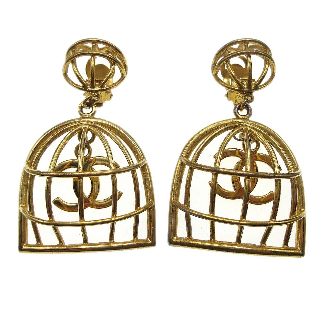 Chanel 93A Gold Plated Birdcage Clip On Dangle Earrings: Chanel 93A Gold Plated Birdcage Clip On Dangle Earrings Clip-on dangle earrings from Chanel featuring a birdcage motif. Finished in gold-plated metal, this pair is marked 93A and made in France. Condi