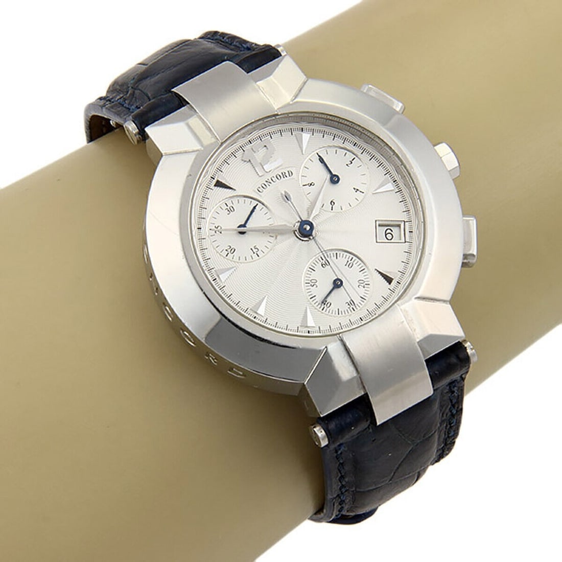 Concord La Scala mens quartz chronograph watch in stainless steel: Concord La Scala mens quartz chronograph watch in stainless steel This Concord La Scala men's wristwatch features a stainless steel case with a leather strap and a chronograph date display. It is powe