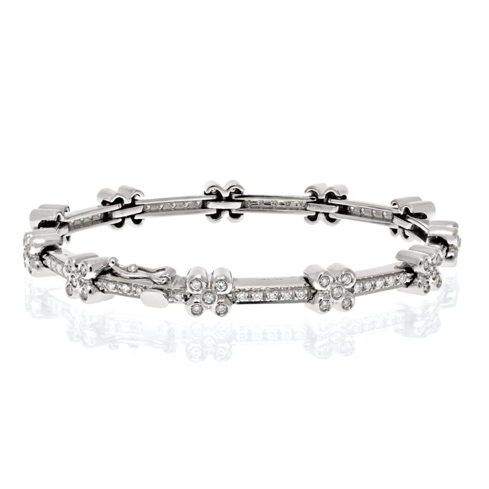 18K White Gold 2.75ct Diamond Flower Bracelet: 18K White Gold 2.75ct Diamond Flower Bracelet 18K White Gold 2.75ct Diamond Flower Bracelet Indulge in the enchanting beauty of this 18K White Gold 2.75cttw Diamond Flower One Line Bracelet, a mesmeri