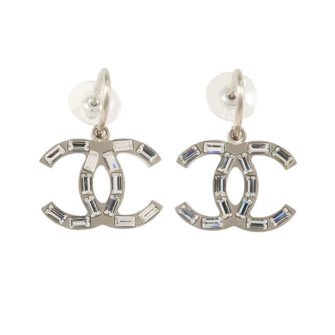 CHANEL A42259 CC Crystal Metal Earrings Silver Clear White: CHANEL A42259 CC Crystal Metal Earrings Silver Clear White CHANEL CC Boucles D'oreilles earrings, model A42259, in silver with clear and white accents. Made of metal and crystal, this pair comes with 