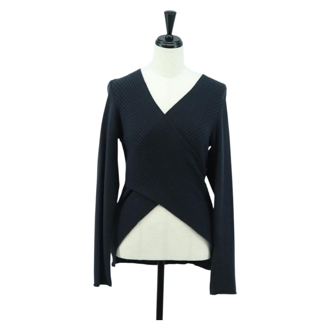 LOEWE navy cashmere long sleeve top women Italy: LOEWE navy cashmere long sleeve top women Italy This LOEWE women's long-sleeved T-shirt is crafted from luxurious cashmere in a navy color. Made in Italy, it features a cross knit design and offers a 