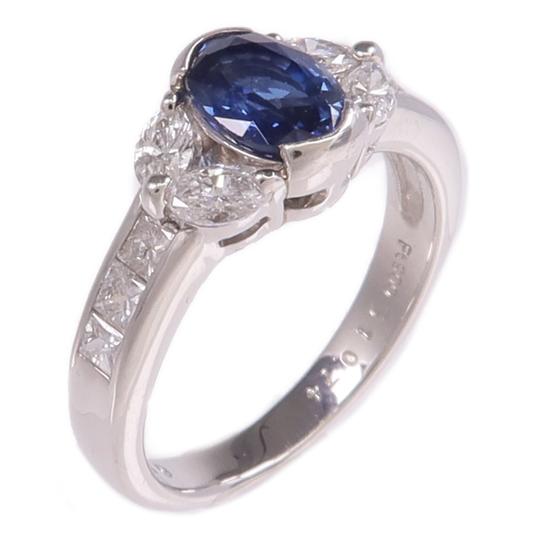 Pt900 Platinum Sapphire Diamond Ring Size 6.25: Pt900 Platinum Sapphire Diamond Ring Size 6.25 A women's ring in Pt900 platinum featuring a sapphire and diamond design. The ring is size 6.25 and has a blue and clear color combination. It is describ