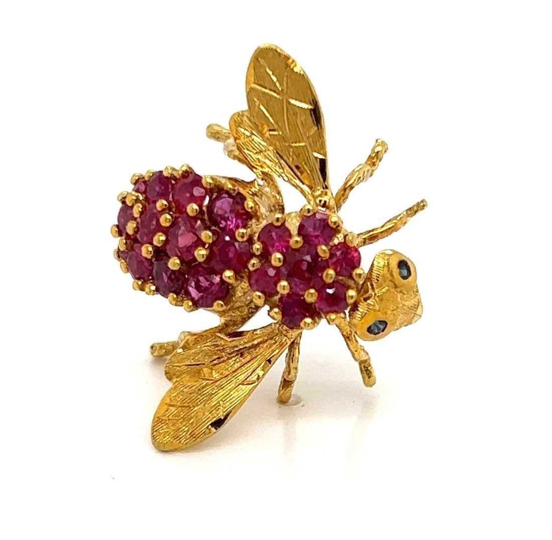 Unbranded 18K Yellow Gold Bee Brooch with Ruby Sapphire Accents: Unbranded 18K Yellow Gold Bee Brooch with Ruby Sapphire Accents This vintage estate bee brooch is crafted in 18k yellow gold and features a sculpted three-dimensional bee motif with ruby and sapphire 