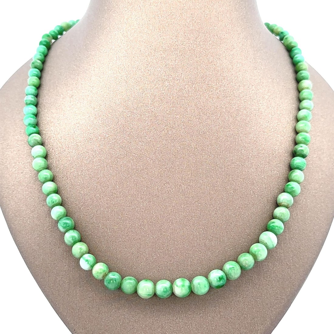 Vintage Green Jade Bead Necklace with 14k White Gold Clasp: Vintage Green Jade Bead Necklace with 14k White Gold Clasp This exquisite vintage necklace features graduated natural green jade beads, ranging from 3.8mm to 6.65mm in diameter, showcasing a beautiful