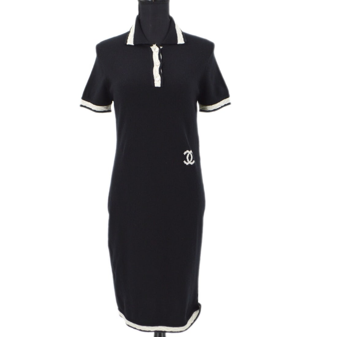 CHANEL 04A cashmere short sleeve dress black size 40: CHANEL 04A cashmere short sleeve dress black size 40 Chanel short-sleeve dress in 100% cashmere with a short silhouette and regular women's size 40. The original listing describes a casual dress in bl