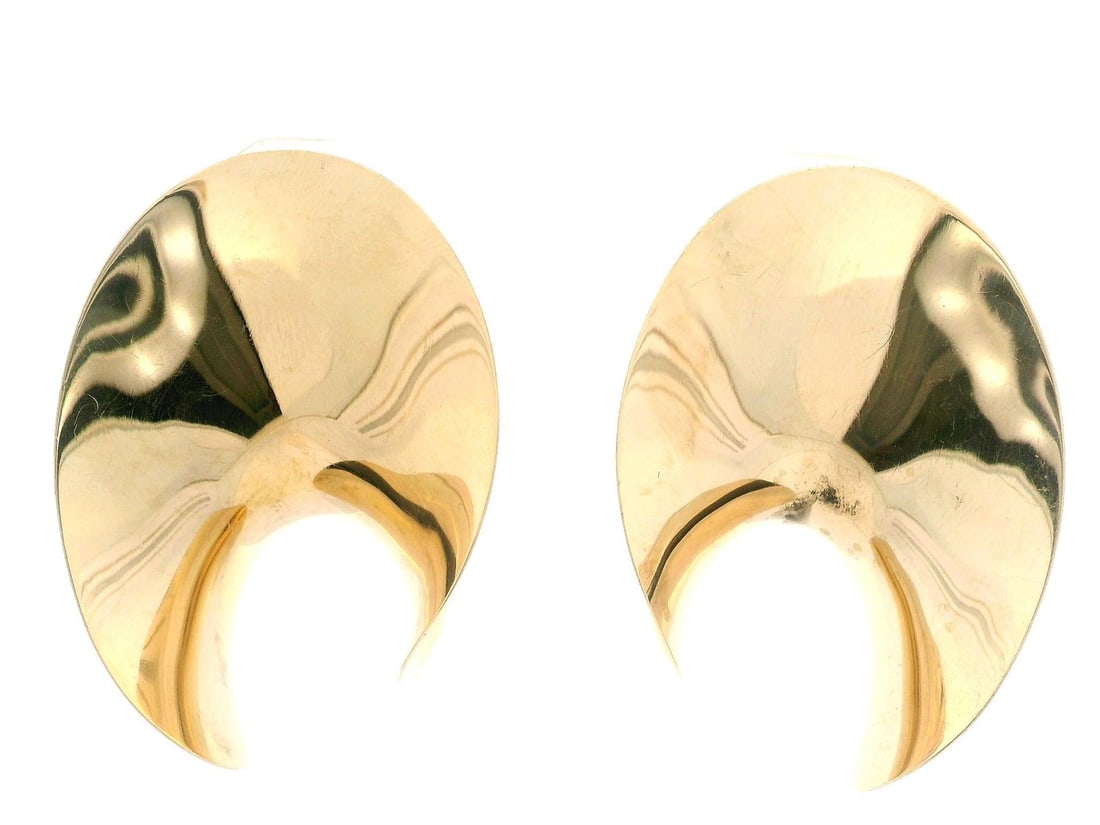 Timothy Grannis 14k Yellow Gold Modernist Chunky Earrings: Timothy Grannis 14k Yellow Gold Modernist Chunky Earrings Discover a stunning pair of vintage earrings by Timothy Grannis, crafted from solid 14k yellow gold. These polished, chunky earrings feature a