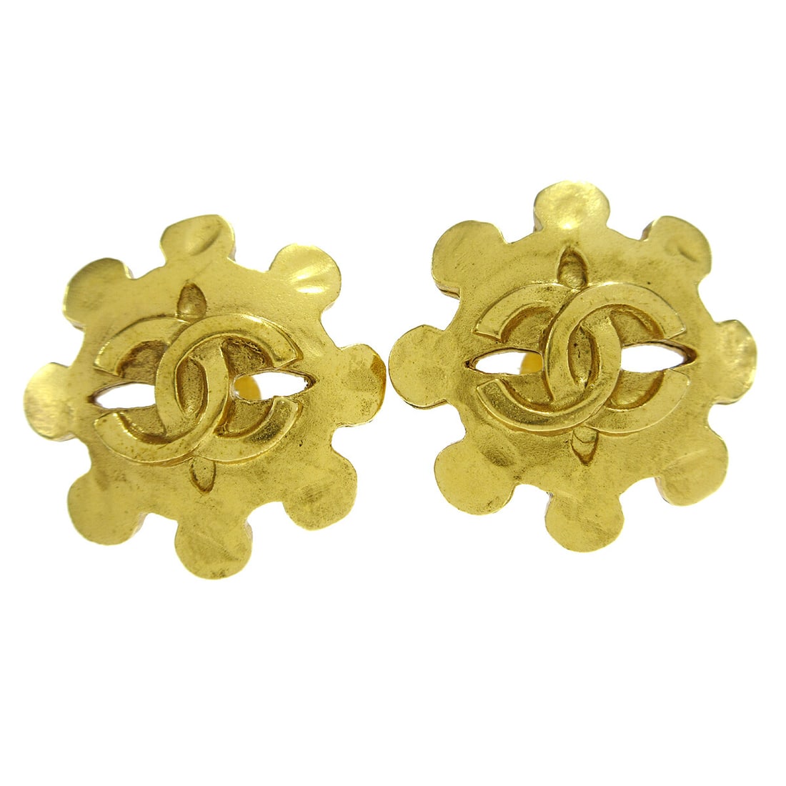 Chanel 94P Gold Plated Flower Clip-On Earrings: Chanel 94P Gold Plated Flower Clip-On Earrings Vintage Chanel clip-on earrings with a flower motif and gold-tone finish. Marked 94P, this pair is made in France and features the iconic CC logo design.