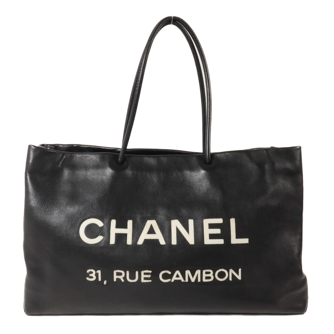 Chanel A46882 Essential Logo Calfskin Tote Shoulder Bag Black: Chanel A46882 Essential Logo Calfskin Tote Shoulder Bag Black Black CHANEL CC SHW Essential Logo Leather Tote Bag Shoulder Bag, model A46882, made from calfskin (cowhide). It features a fastener closu