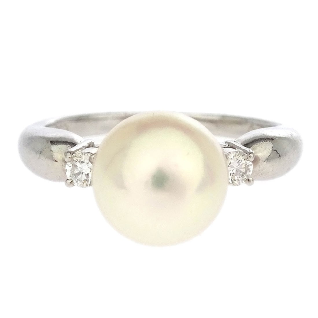TASAKI Pt900 Pearl Diamond Ring Size 49 Vintage: TASAKI Pt900 Pearl Diamond Ring Size 49 Vintage Vintage TASAKI ring featuring a round pearl accented with diamond details. Crafted in Pt900 with a silver-tone appearance, this piece is presented in ve