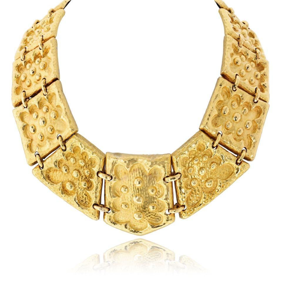 David Webb 18K Yellow Gold Collar Necklace: David Webb 18K Yellow Gold Collar Necklace Pre-owned David Webb collar necklace in 18K yellow gold. The piece has a substantial weight of 310 grams and is presented as a collar-style necklace. Specifi